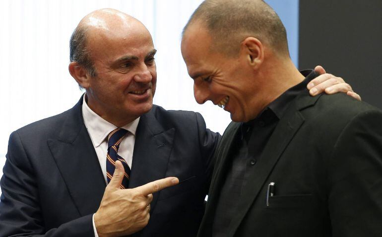 El ministro de Finanzas griego, Yanis Varufakis saluda al ministro de Economía español Luis de Guindos al inicio de la reunión de ministros de Economía y Finanzas del Eurogrupo.