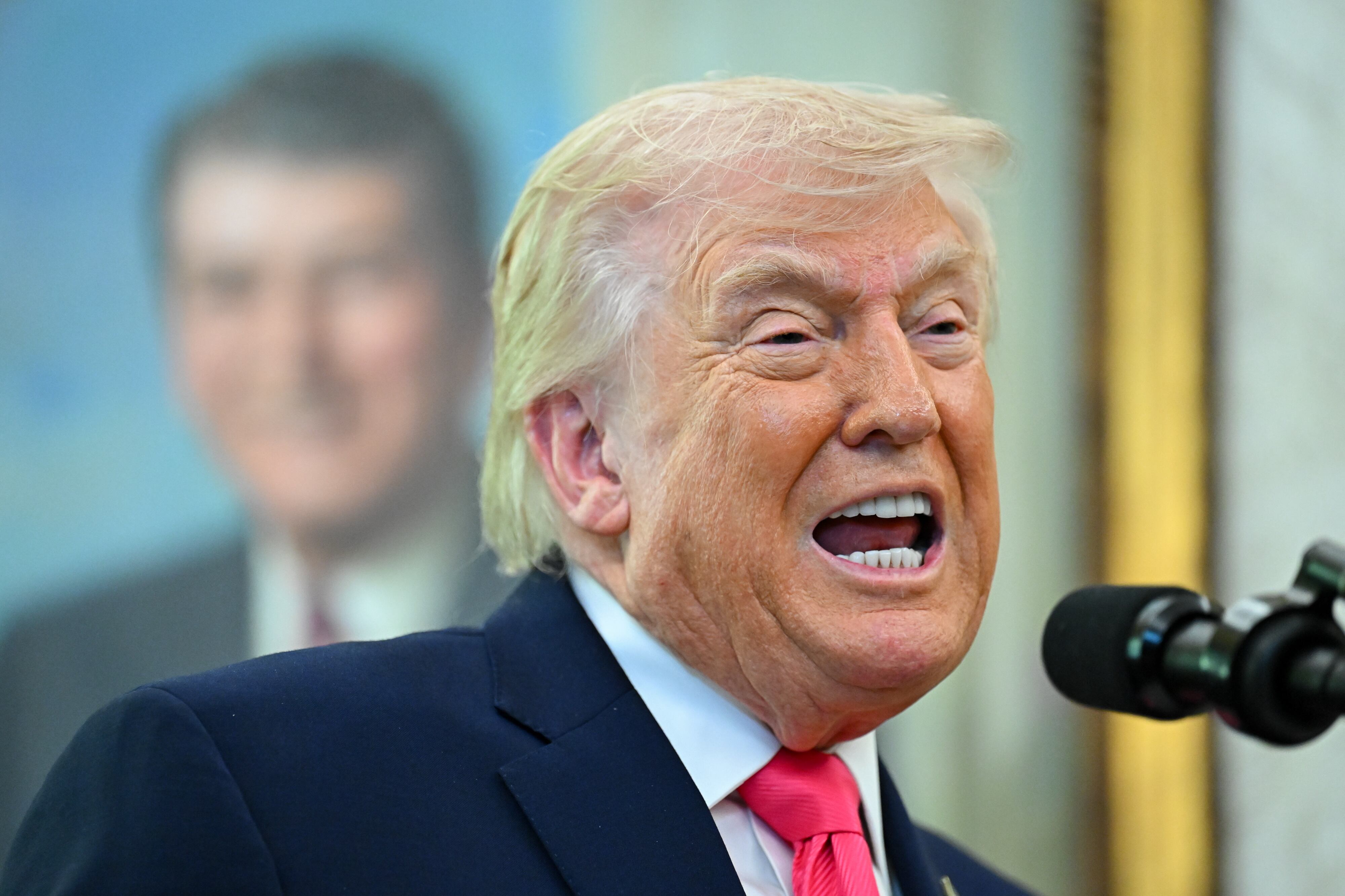 Donald Trump habla ante la prensa en un acto en el Despacho Oval