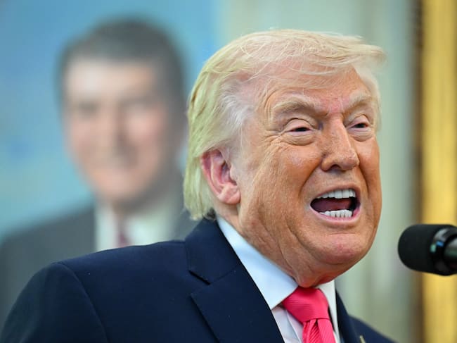 Donald Trump habla ante la prensa en un acto en el Despacho Oval