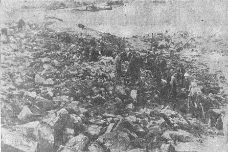 Civiles y militares participan en las labores de rescate. Fotografía aparecida en la edición del día 10 de Enero de 1959 en el diario &quot;Imperio&quot;