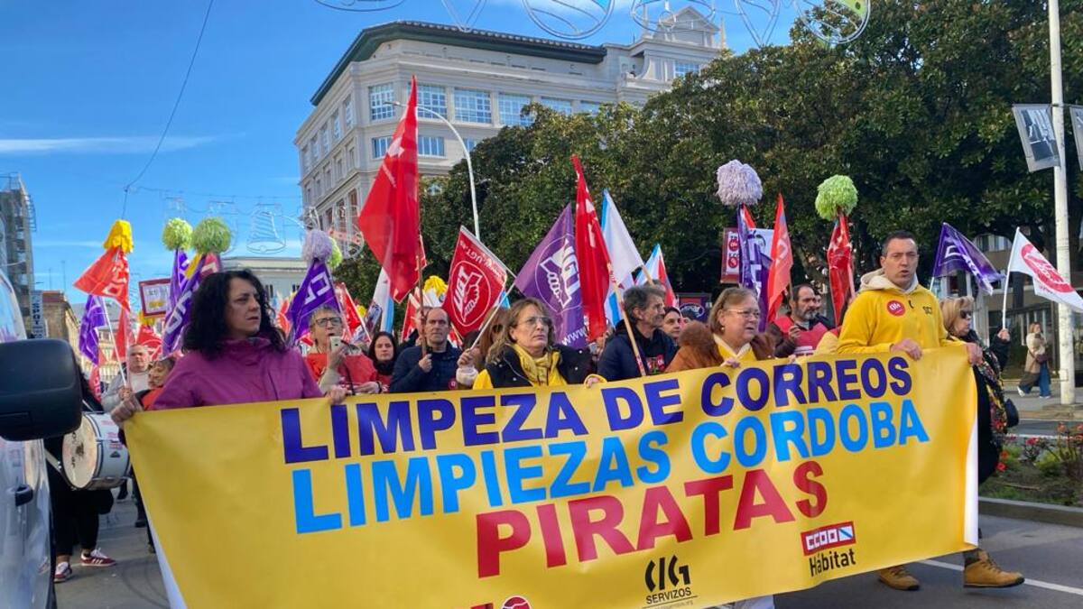 Las limpiadoras de correos de A Coruña salen a la calle tras cuatro meses sin cobrar