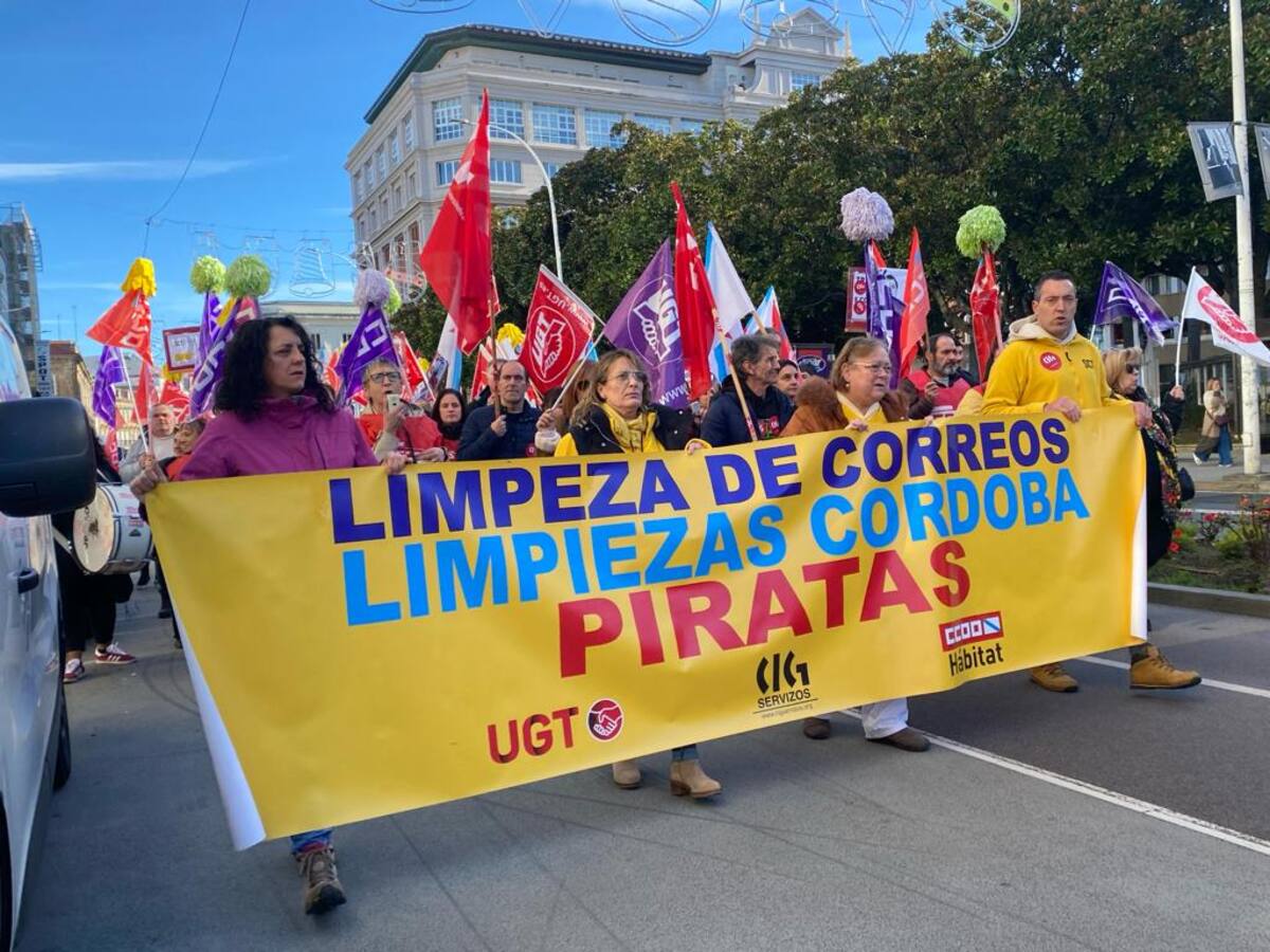 Las limpiadoras de correos de A Coruña salen a la calle tras cuatro meses sin cobrar