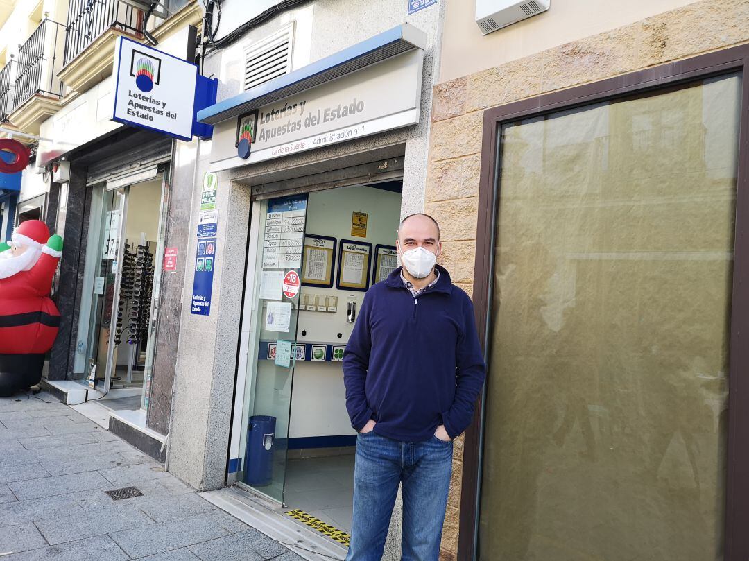 Miguel García de Leániz a las puertas de su Administración de Loterías en carrera Espinel