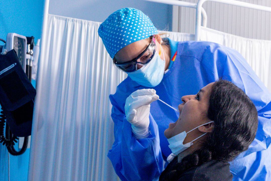 Un trabajador sanitario toma muestras para hacer una PCR