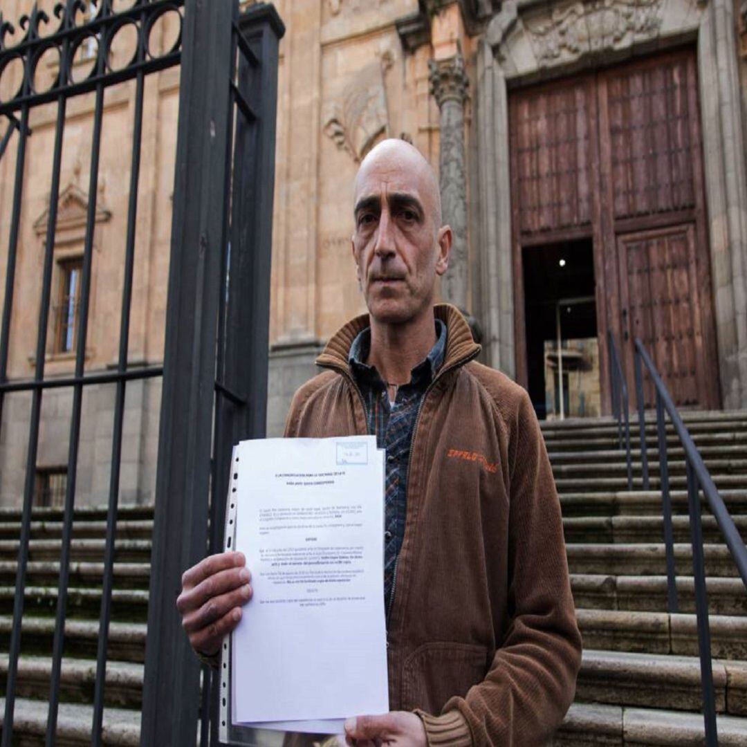 Javier Paz Ledesma, ante la Casa de la Iglesia de Salamanca