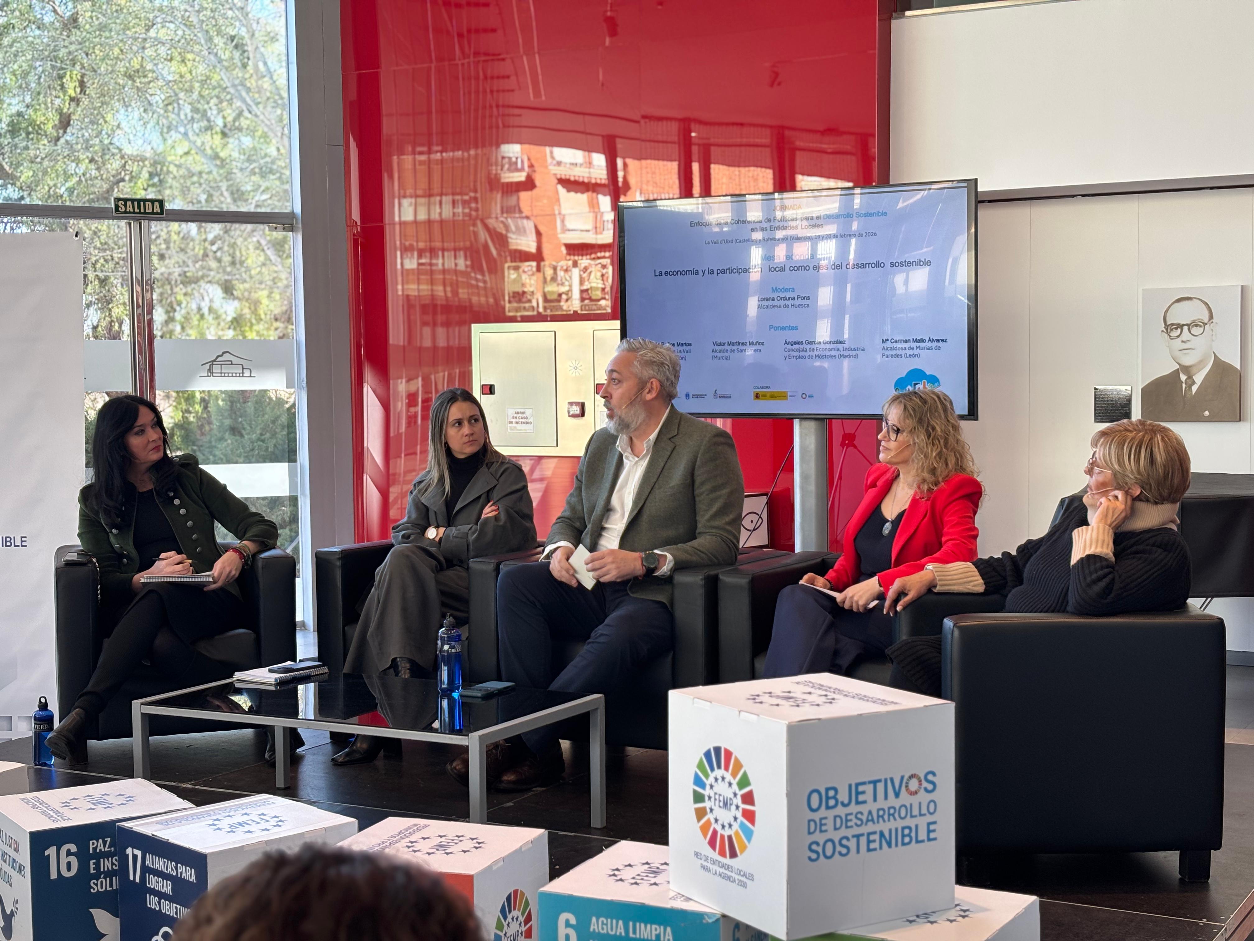 Mesa moderada por la alcaldesa de Huesca Lorena Orduna.