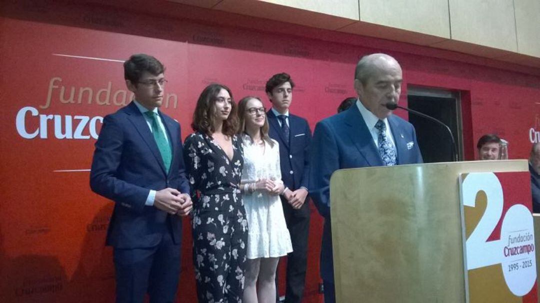 Juan Robles acompañado de sus nietos en el acto homenaje que recibió en Sevilla en 2016