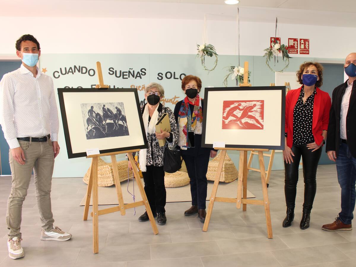 La familia de Katia Acín dona dos grabados de la artista al colegio de Binéfar que lleva su nombre