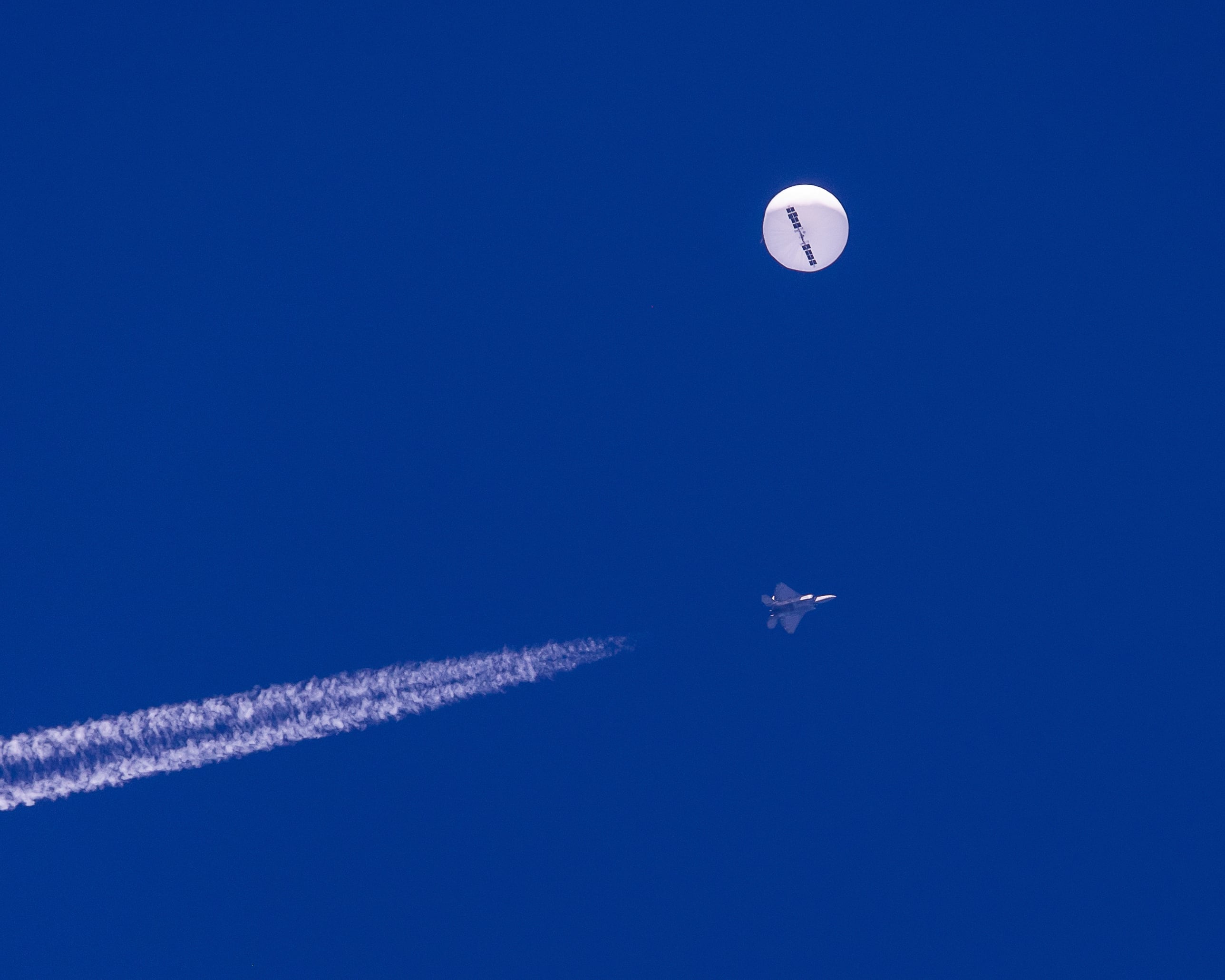 El globo chino presuntamente espía que fue detectado sobrevolando EEUU en febrero, momentos antes de ser derribado en el Océano Atlántico