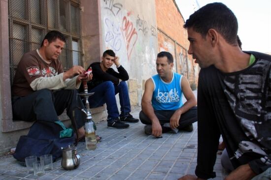 Un grup d'immigrants, que sobreviuen fent de drapaires i viuen en un descampat a cavall d'Esplugues, l'Hospitalet i Cornellà