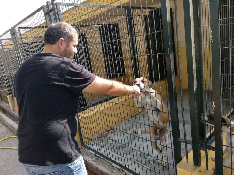 Santiago Sánchez durante su visita al centro zoosanitario de Jerez