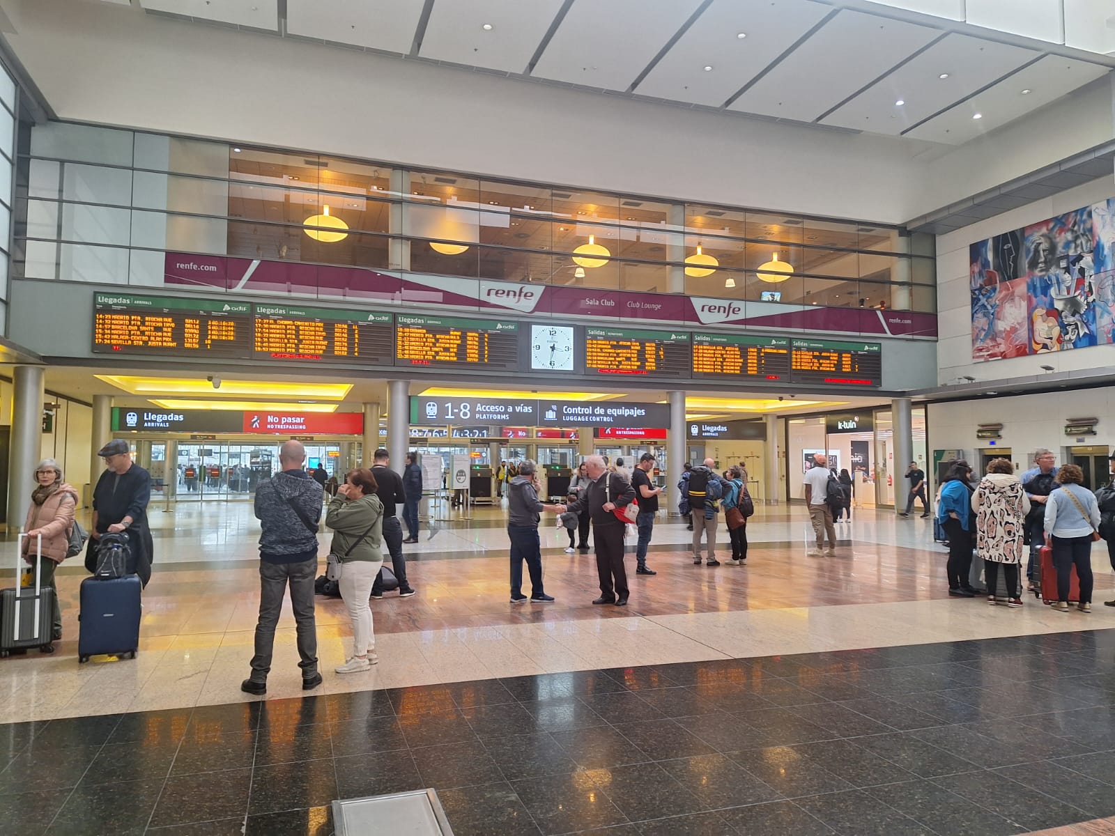 Estación María Zambrano de Málaga este lunes a mediodía