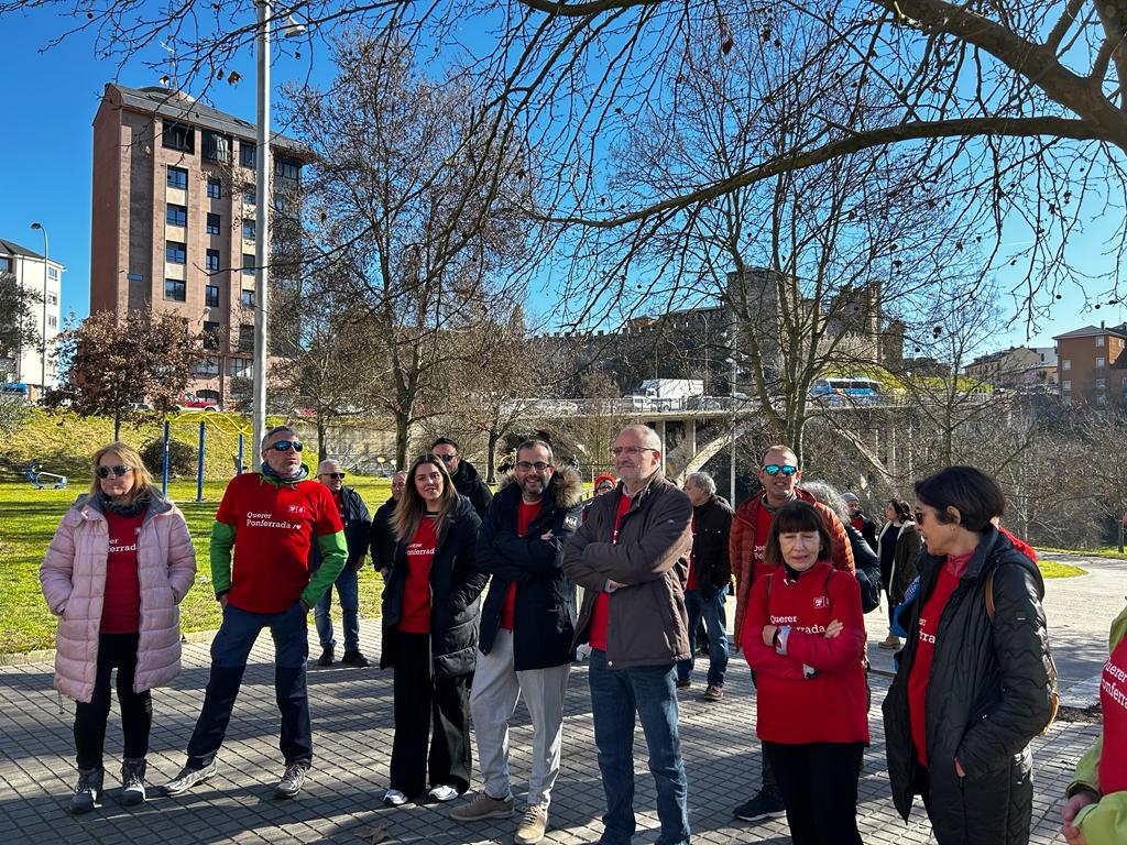 El europarlamentario Ibán García del Blanco junto al alcalde de Ponferrada y varios de sus concejales