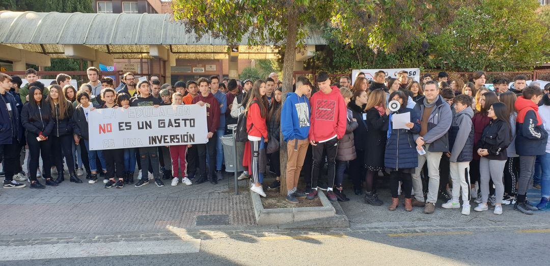 Concentración de protesta en el instituto Zaidín Vergeles de Granada