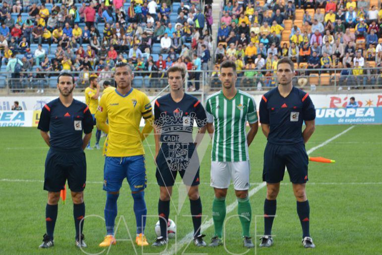 Imagen del partido Cádiz - Betis B en el estadio Ramón de Carranza