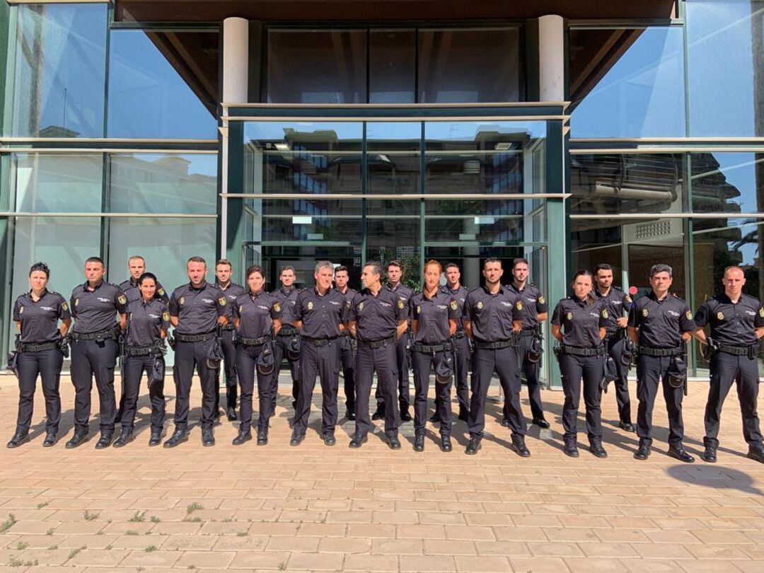 Presentación de los 18 agentes en prácticas que se quedarán en la isla hasta junio de 2020