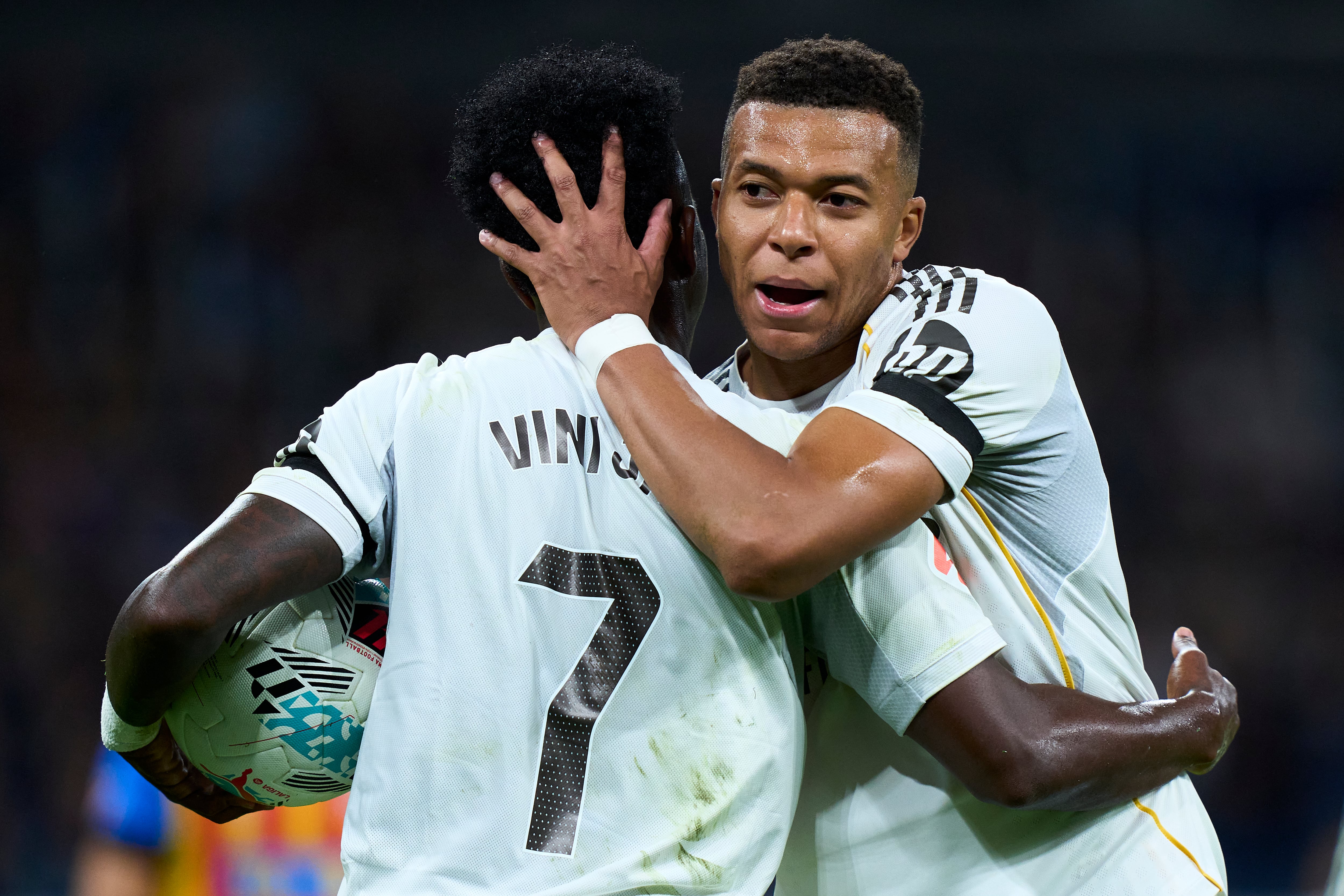 Kylian Mbappe y Vinicius Junior en el segundo lanzamiento de penalti.(Photo by Diego Souto/Getty Images)