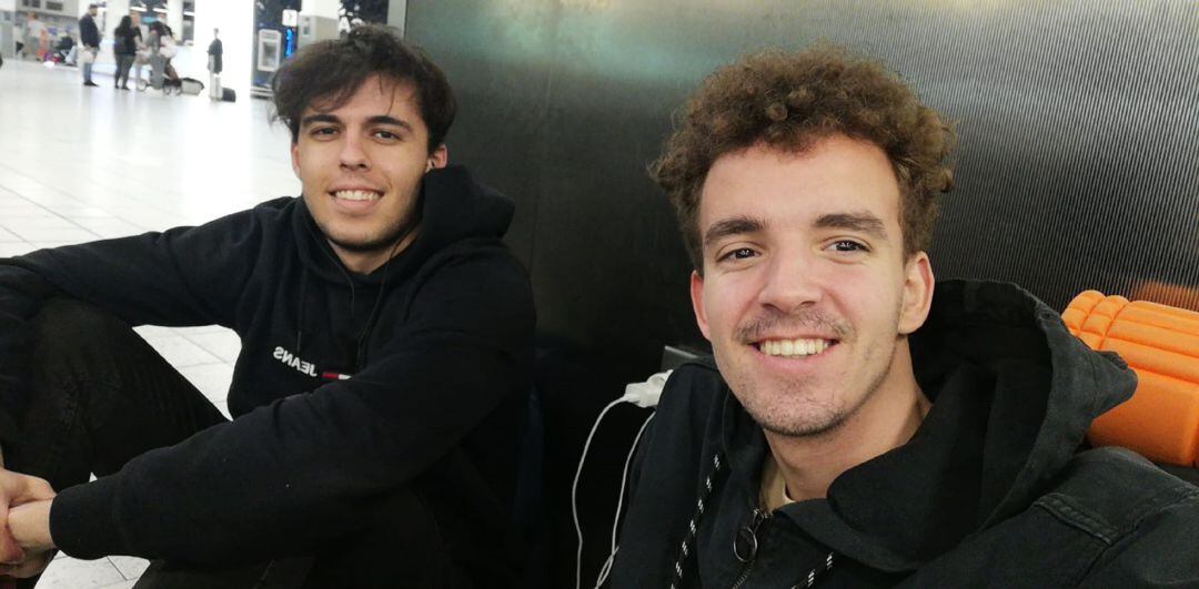 Djavan y Guiance, en el aeropuerto Luton de Londres, en la noche de este viernes.