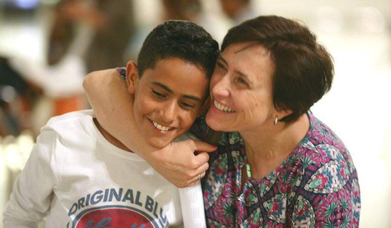 María José y su familia reciben a su pequeño de acogida en 2016