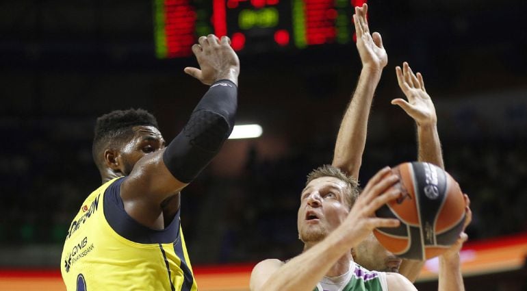 El alero polaco del Unicaja Adam Waczynski intenta encestar ante el pívot estadounidense del Fenerbahce Dogus, Jason Thompson