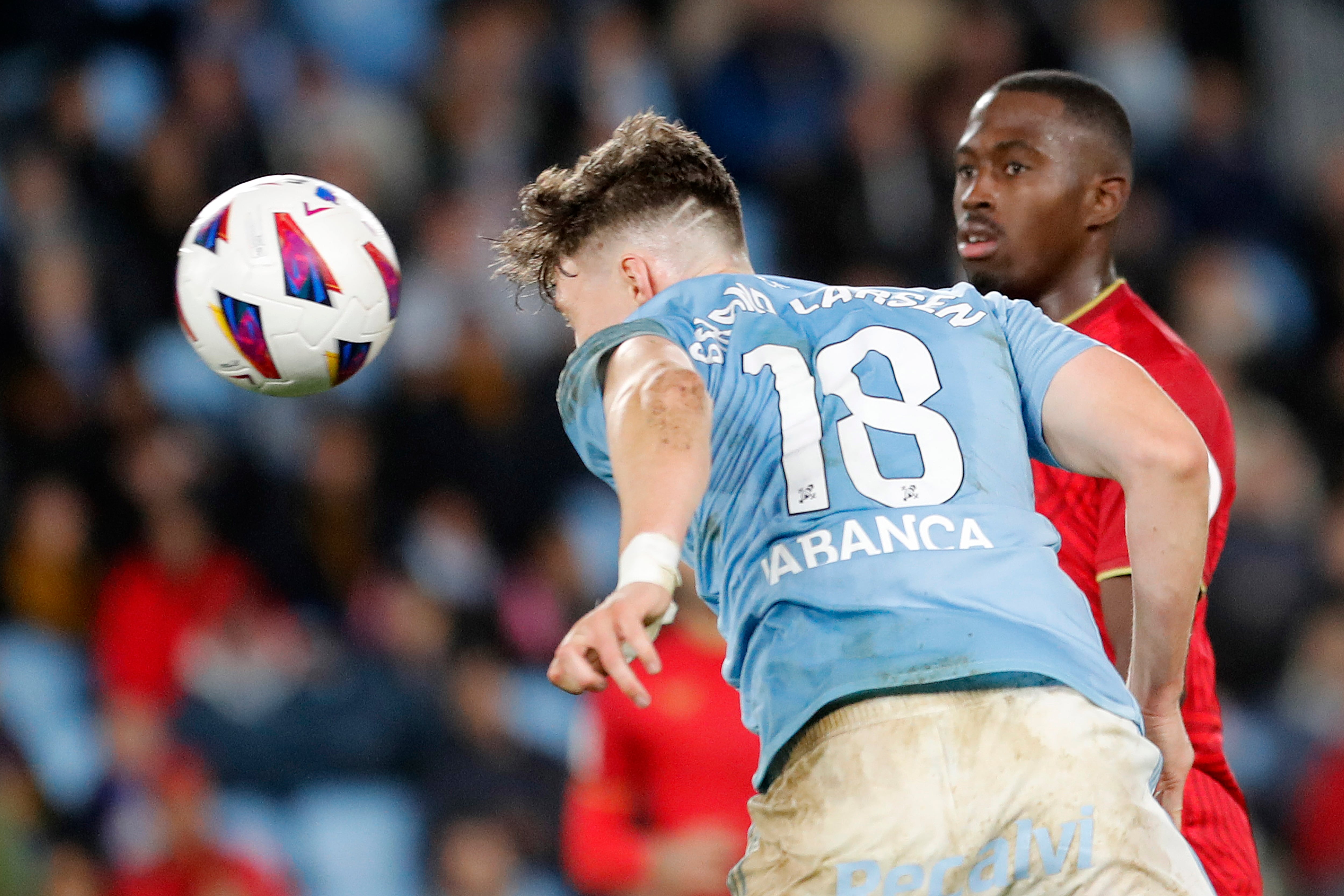 Vigo (Pontevedra) 04/11/2023.- El delantero noruego del Celta de Vigo Jorgen Strand Larsen (i) despeja de cabeza durante el partido de la jornada 12 de LaLiga celebrado este sábado en el Estadio de Abanca Balaídos. EFE/Salvador Sas
