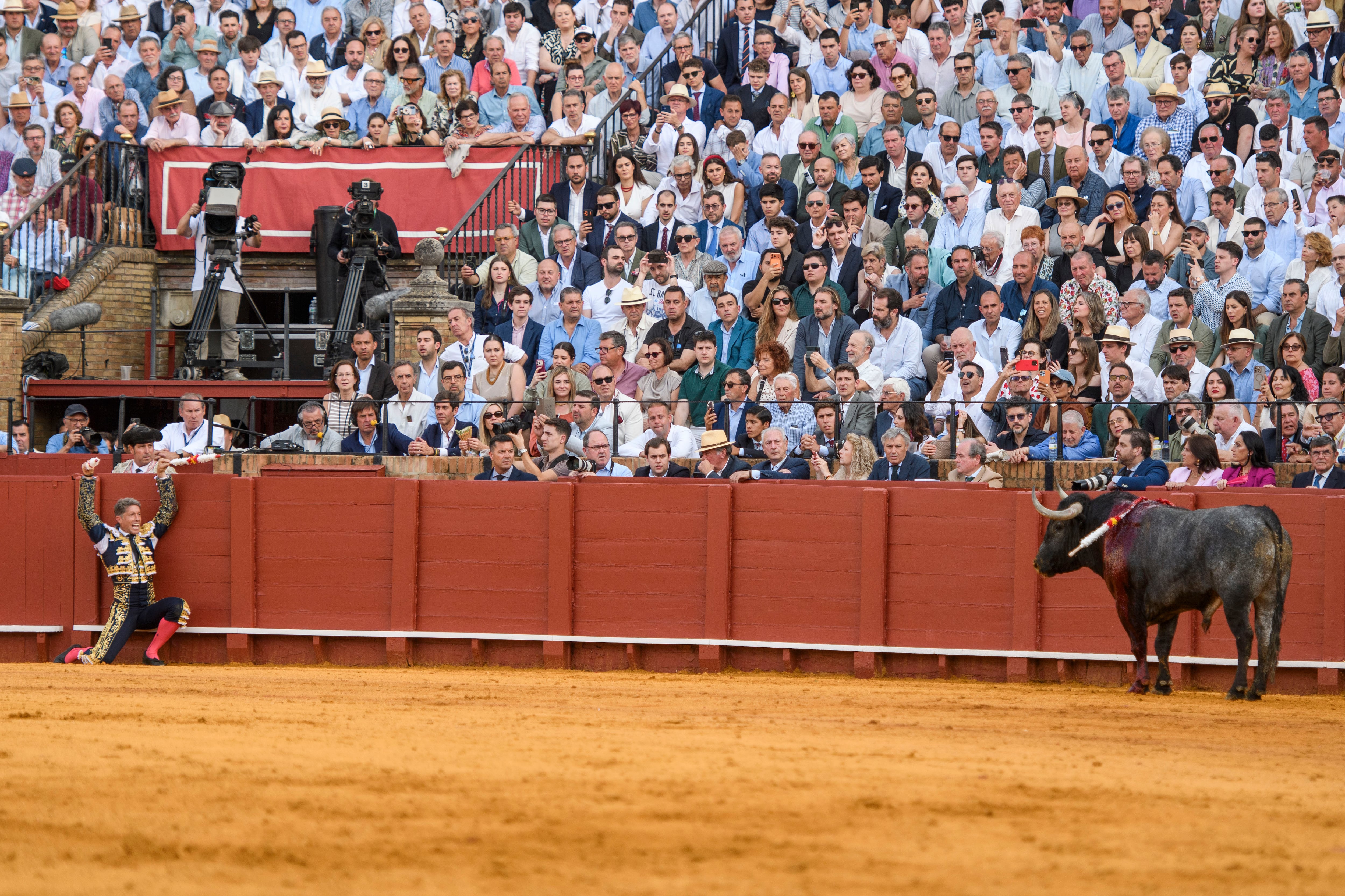 SEVILLA. 18/04/2026. - El diestro Manuel Escribano con su segundo toro en la corrida de octava de abono, en un mano a mano que se ha celebrado en la Plaza de Toros de La Maestranza de Sevilla. EFE/ Raúl Caro.