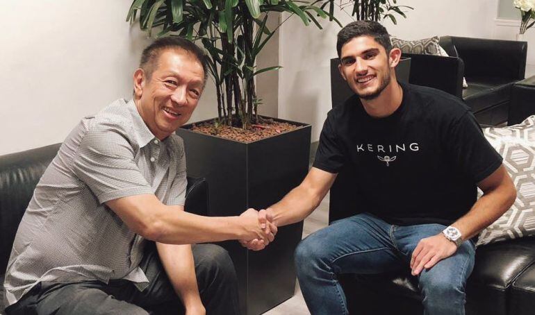 Guedes con Peter Lim cerrando el acuerdo de su regreso al Valencia