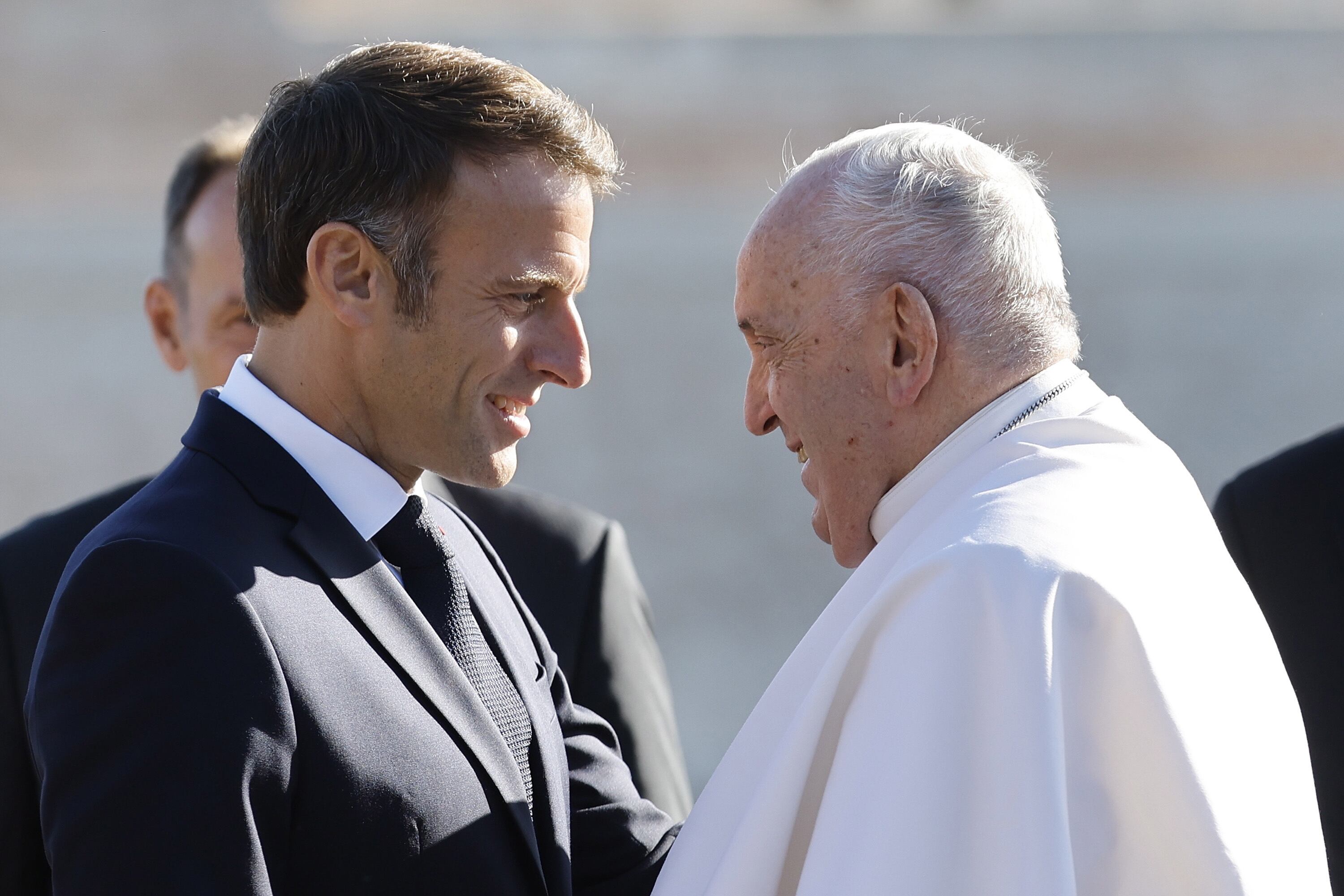 El papa con Macron