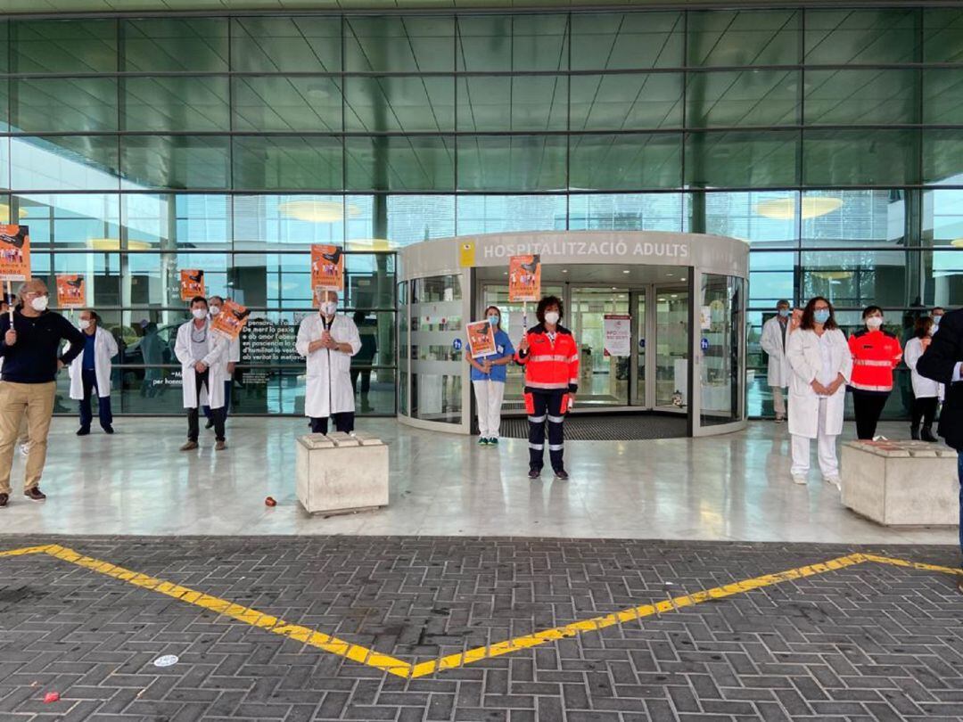 Decenas de profesionales sanitarios se han manifestado esta mañana a las puertas del Hospital de Son Espases con el lema &quot;Salvemos la Sanidad&quot;