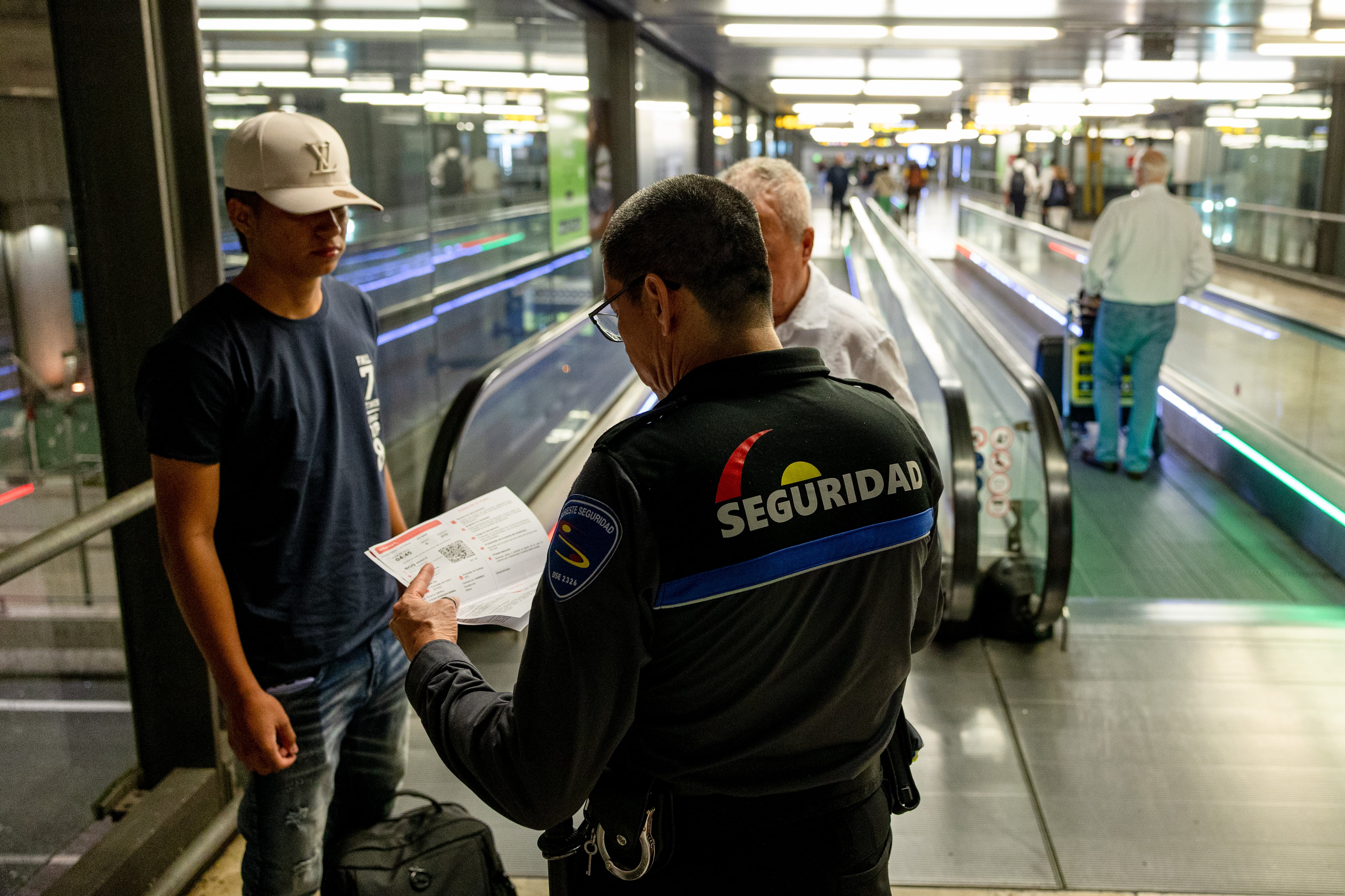 MADRID, 21/05/2025.- Aeropuertos Españoles y Navegación Aérea (Aena) ha comenzado a las nueve de la noche de este miércoles los controles de acceso al aeropuerto Adolfo Suárez Madrid-Barajas para evitar que se agrave la situación generada por la pernoctación de personas sin hogar en las terminales. EFE/Daniel González