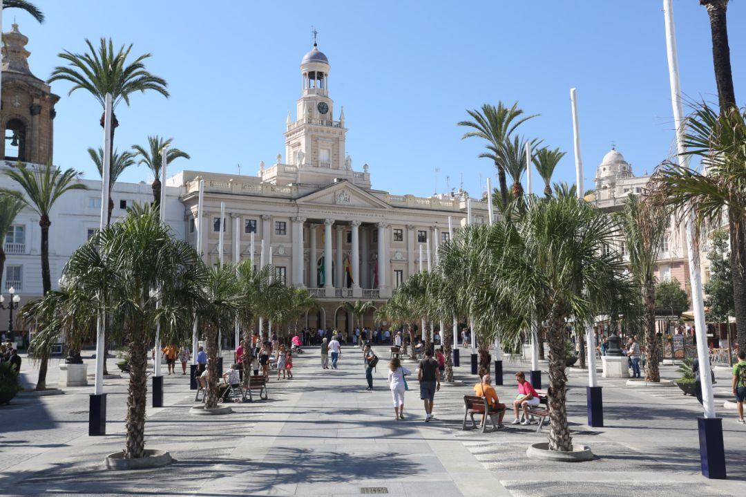 Plaza de San Juan de Dios con el Ayuntamiento al fondo