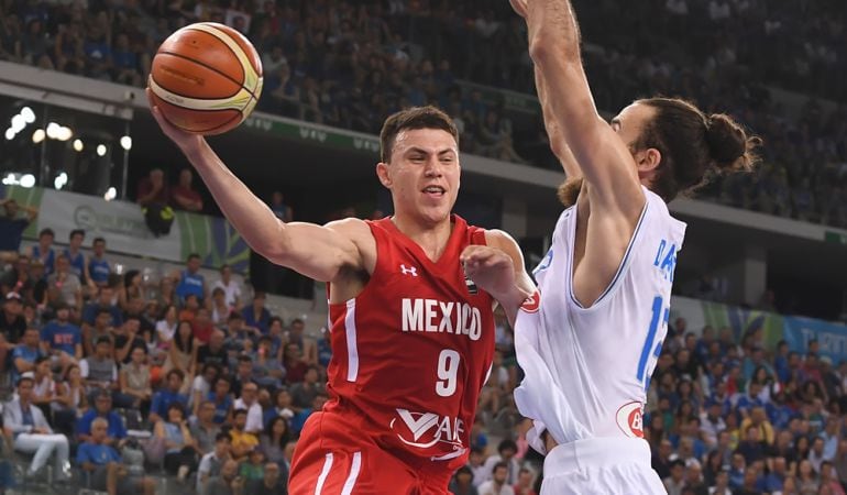 Cruz (9) defendido por Datome durante el encuentro de semifinales del preolímpico de Turín