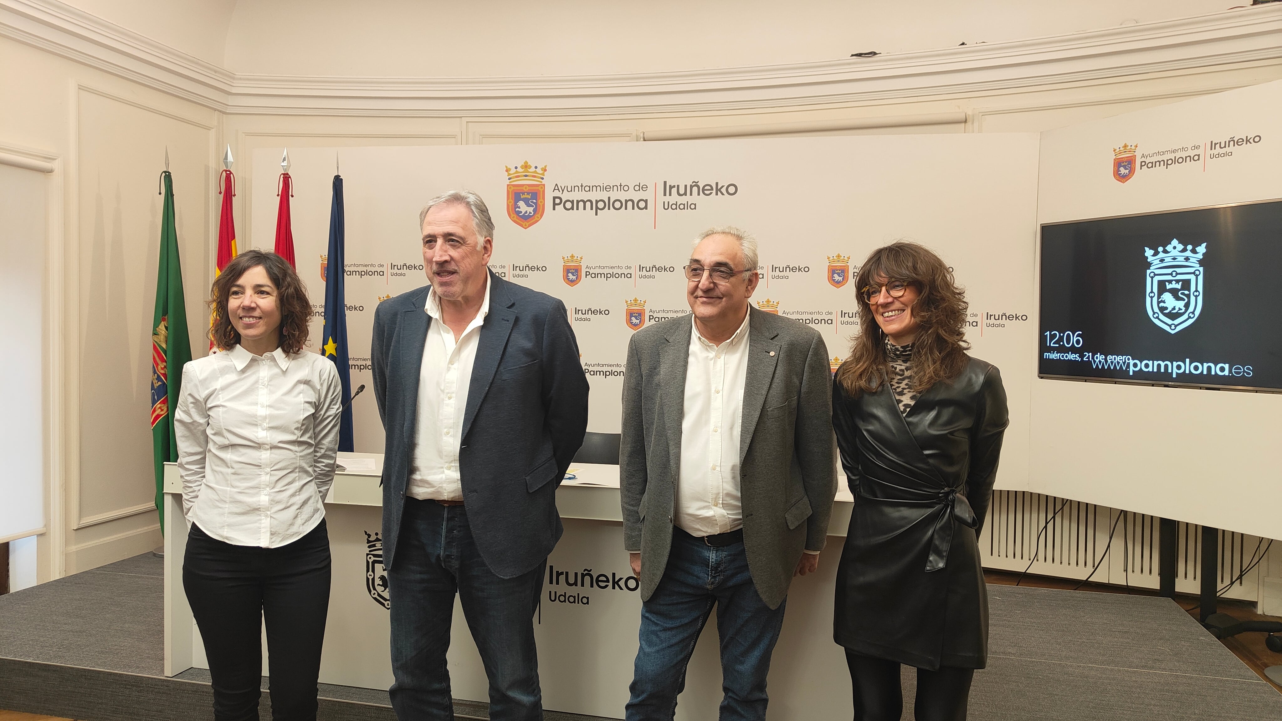 Beatriz Gallego Muñoz, de Labrit Multimedia SL, junto a Joseba Asiron, alcalde de Pamplona, el director y coordinador técnico de la Cátedra del Patrimonio Inmaterial de Navarra, Alfredo Asiáin, y Maidel Beloki, concejala de Cultura