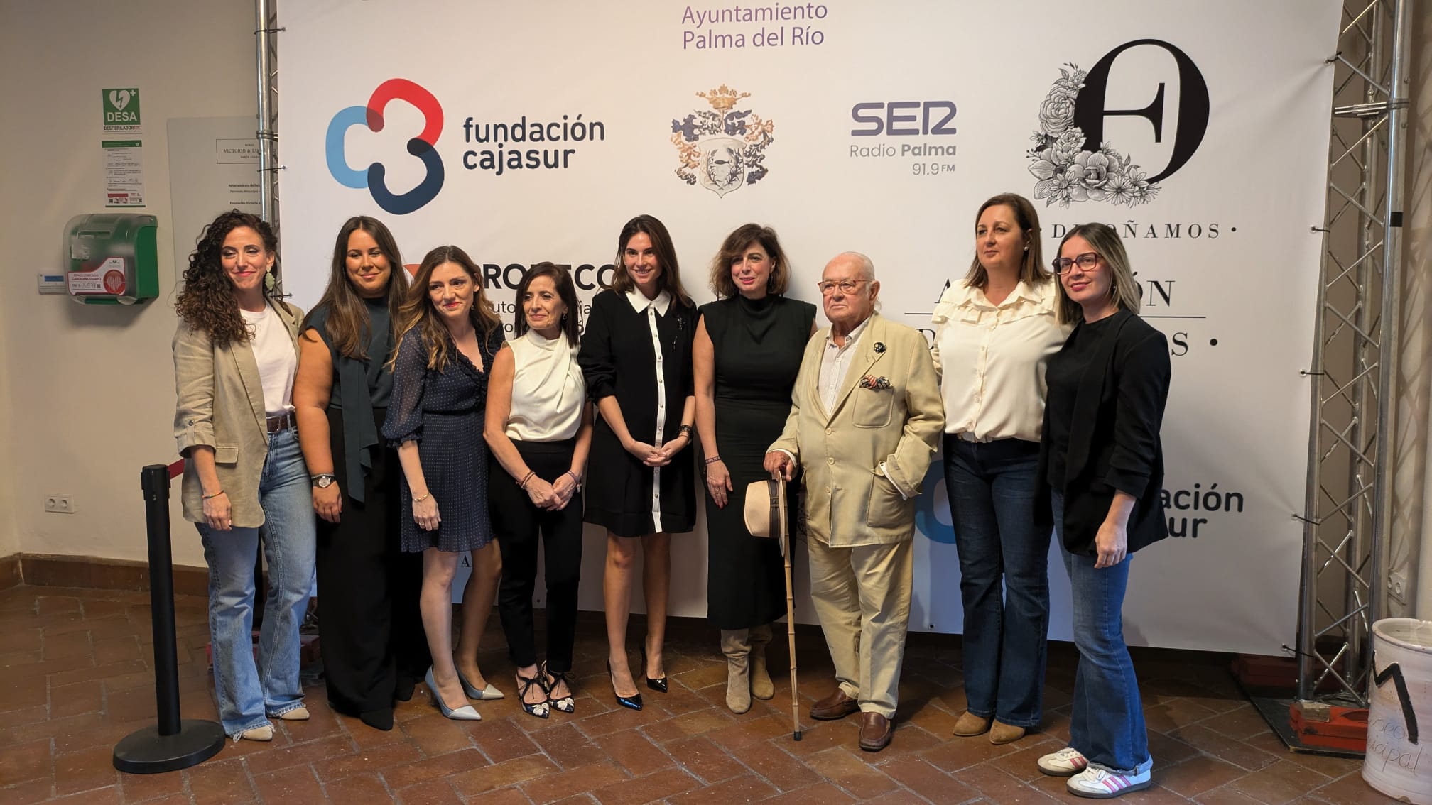 Lourdes Montes posa en el photocall junto a Toni Benítez y representantes de Disoñamos y el Ayuntamiento.