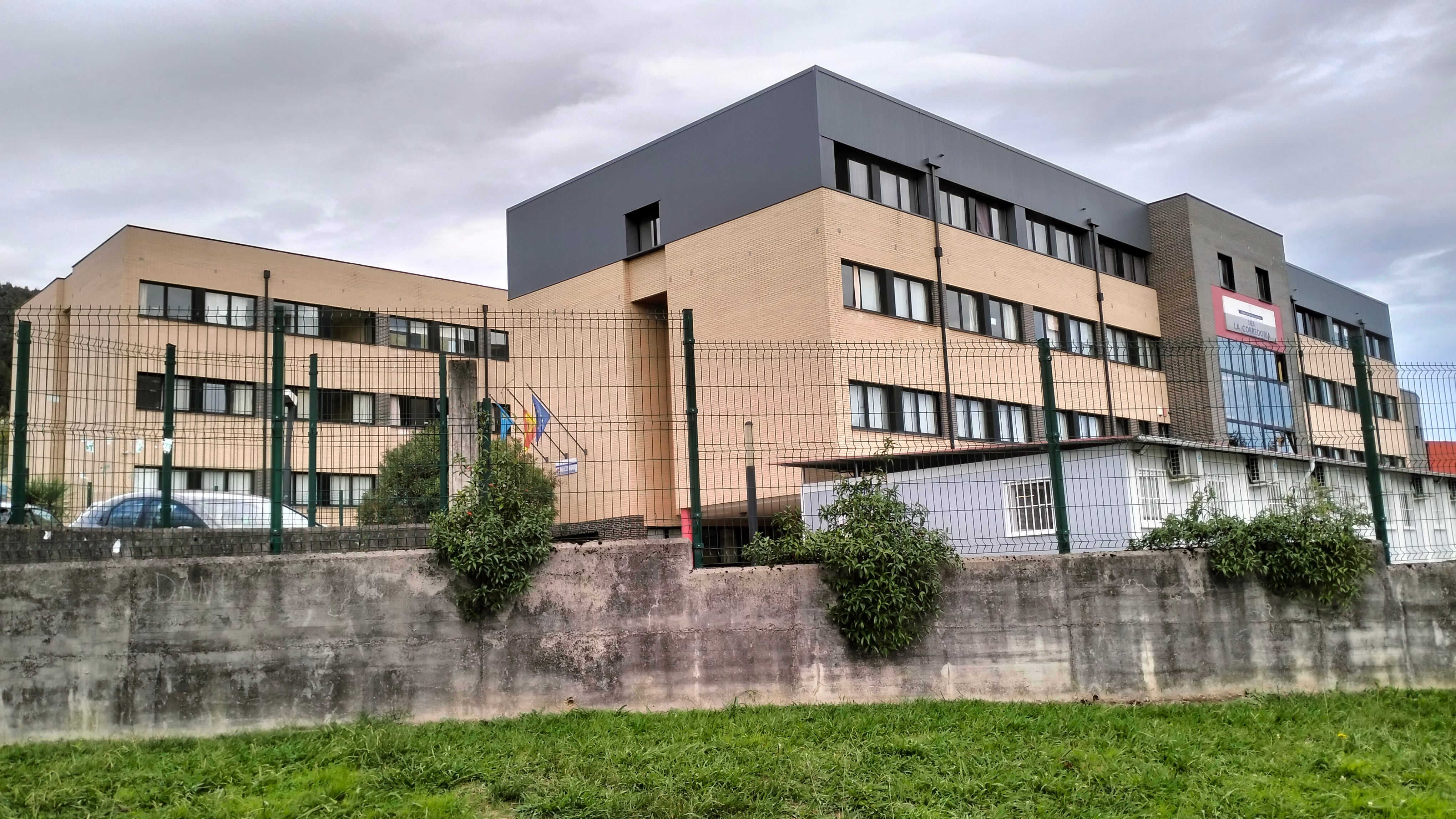 El actual IES de La Corredoria, con los barracones (aulas prefabricadas) delante del edificio