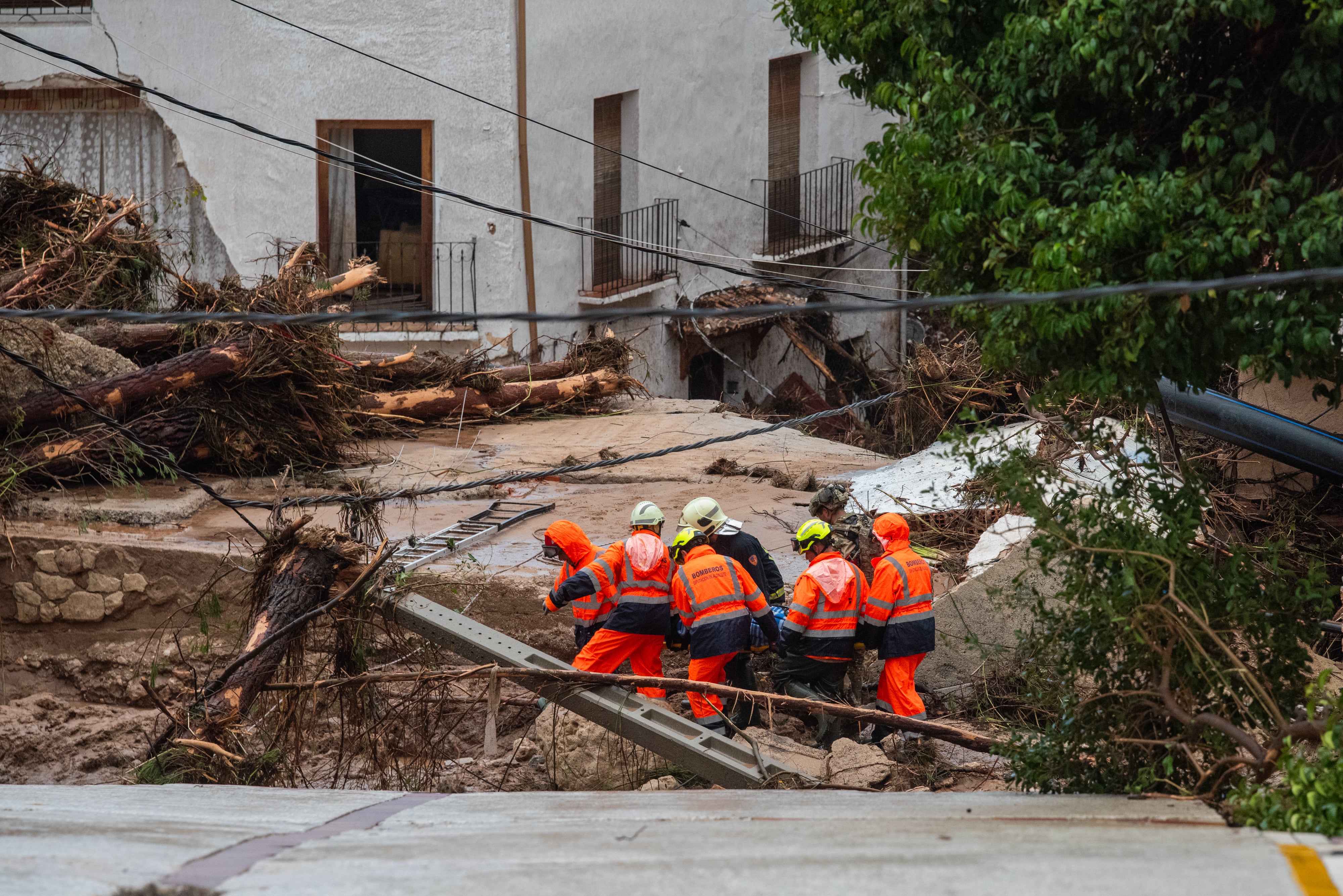 Varios servicios de emergencias ayudan en las labores de rescate, a 29 de octubre de 2024, en Letur, Albacete, Castilla-La Mancha (España). El casco antiguo de Letur, en la Sierra de Segura, se ha llevado la peor parte, con el desbordamiento del arroyo y sus calles se han convertido en un torrente, donde el agua ha arrasado con todo a su paso. En torno a 30 personas se han quedado atrapadas en sus viviendas en el centro de Letur, en el entorno de la Plaza del Ayuntamiento, por la riada. Cinco personas más permanecen en un restaurante y otra más ha pedido ayuda desde el paraje La Cascada, cercano a la localidad.

Víctor Fernández / Europa Press
29 OCTUBRE 2024;RIADA;EMERGENCIA;RIADA;AGUA;DANA;LLUVIA;TORRENTE;SIERRA DE SEGURA;
29/10/2024