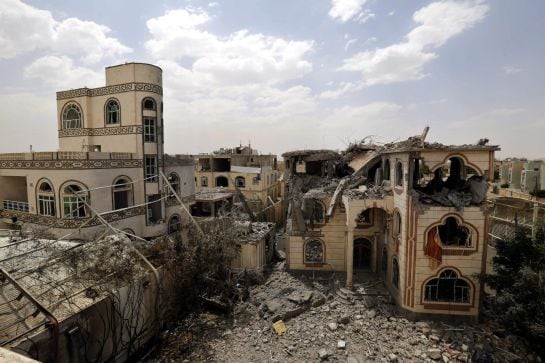 SAN06 SANÁ (YEMEN) 06/07/2015 .- Vista general de las ruinas de la casa de un comandante fiel a los hutíes tras dos bombardeos de la coalición árabe liderada por Arabia Saudí en Saná, Yemen, hoy 6 de julio de 2015. La coalición internacional árabe, bombar