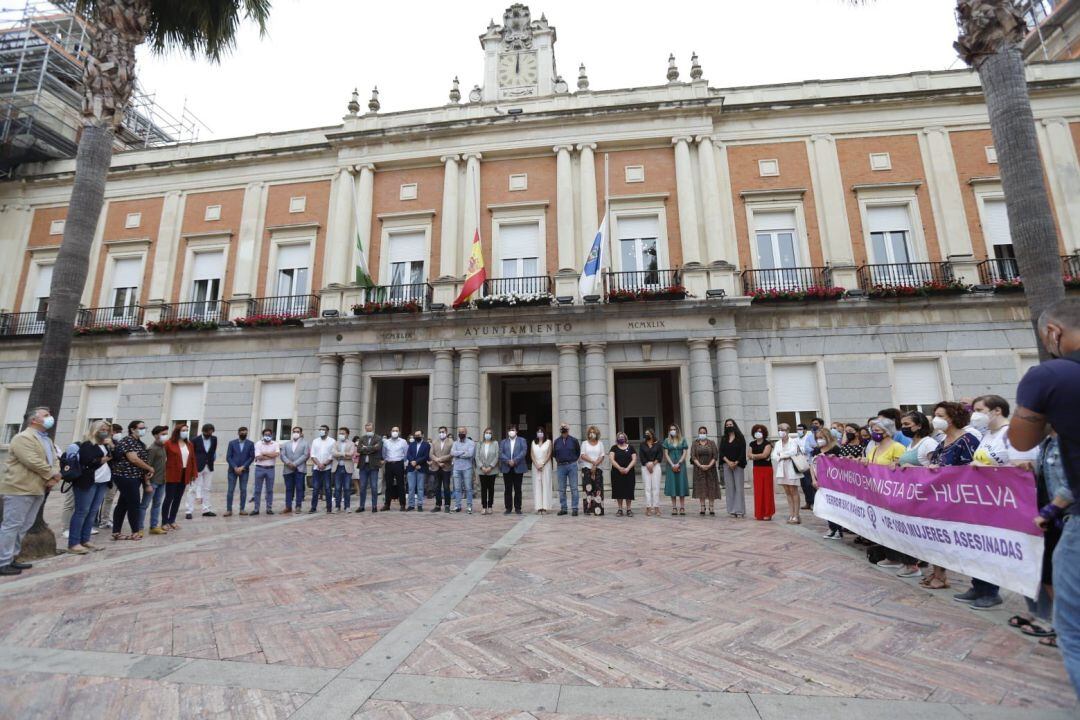 Minuto de silencio en Huelva por el asesinato machista de la periodista Alicia Rodríguez.