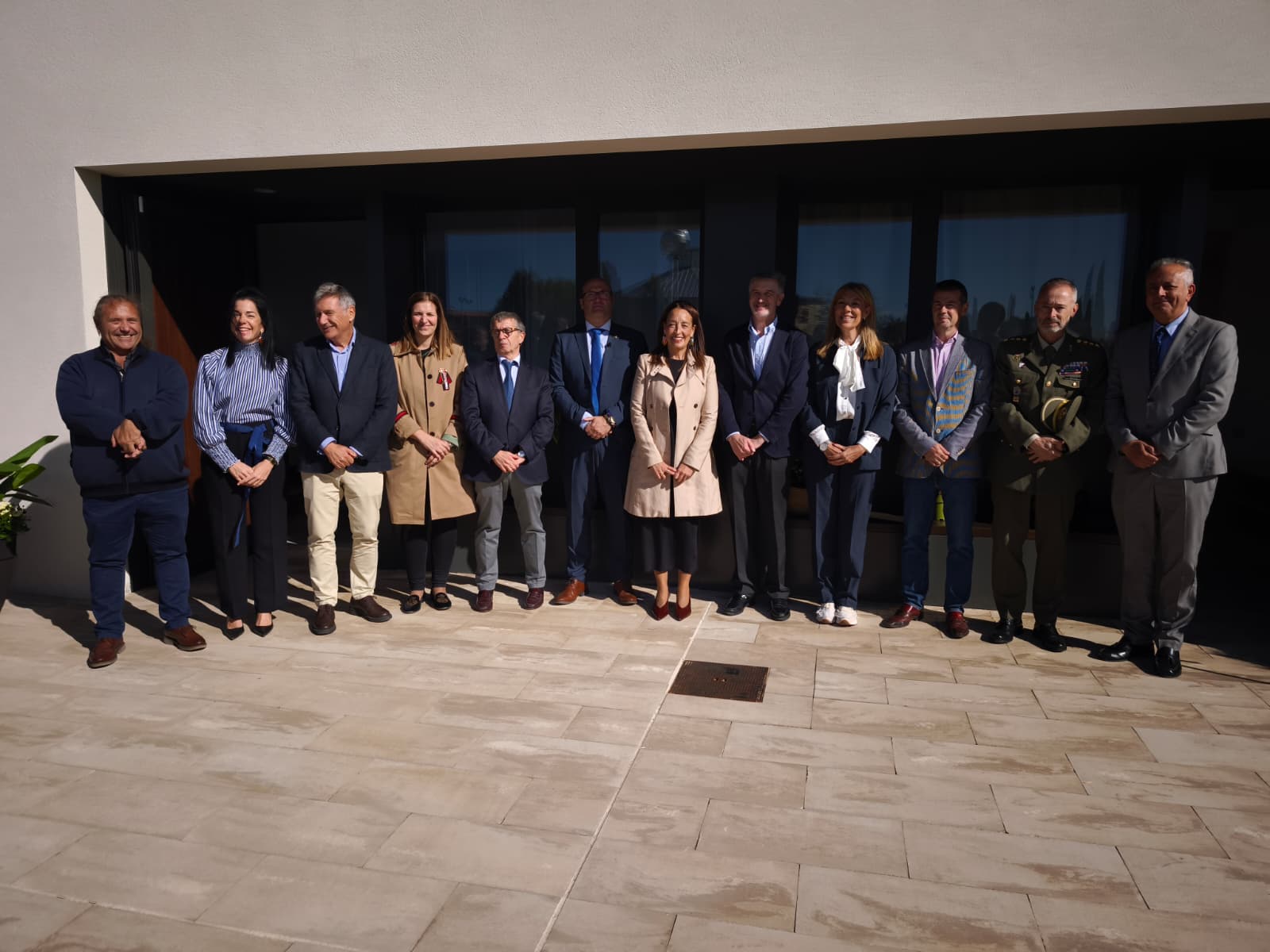 Autoridades y responsables de Valentia en la inauguración de las viviendas de Valentia