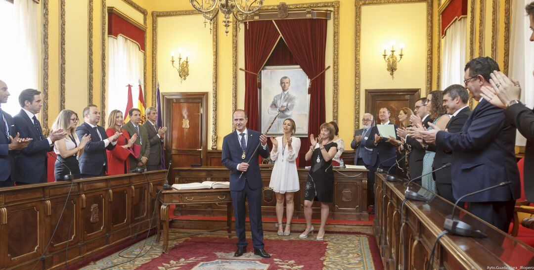 Alberto Rojo, con el bastón de mando de la alcaldía de Guadalajara.