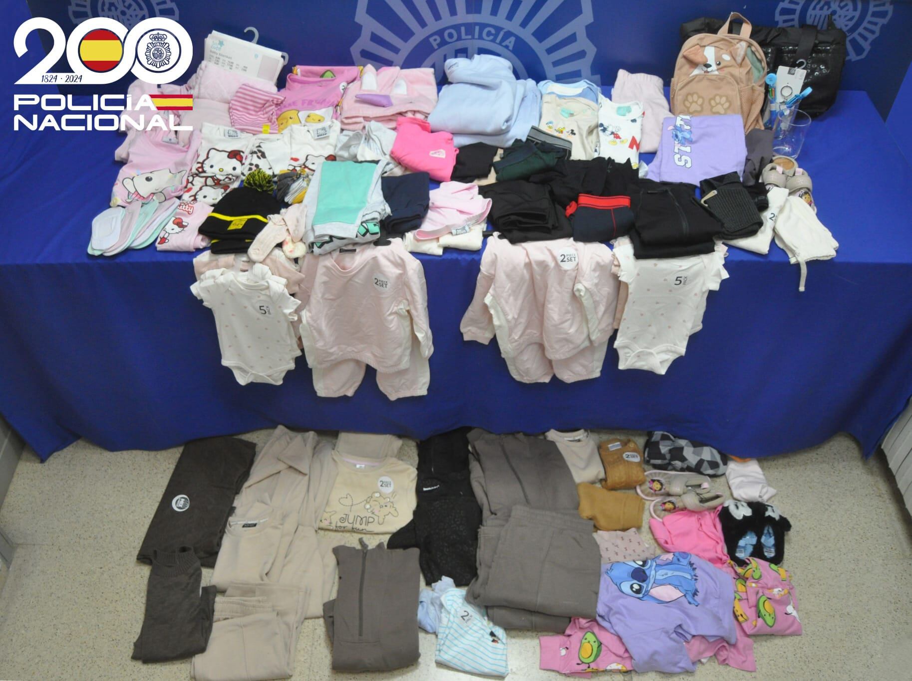 Ropa recuperada por la Policía, que había sido robada por las tres mujeres detenidas
