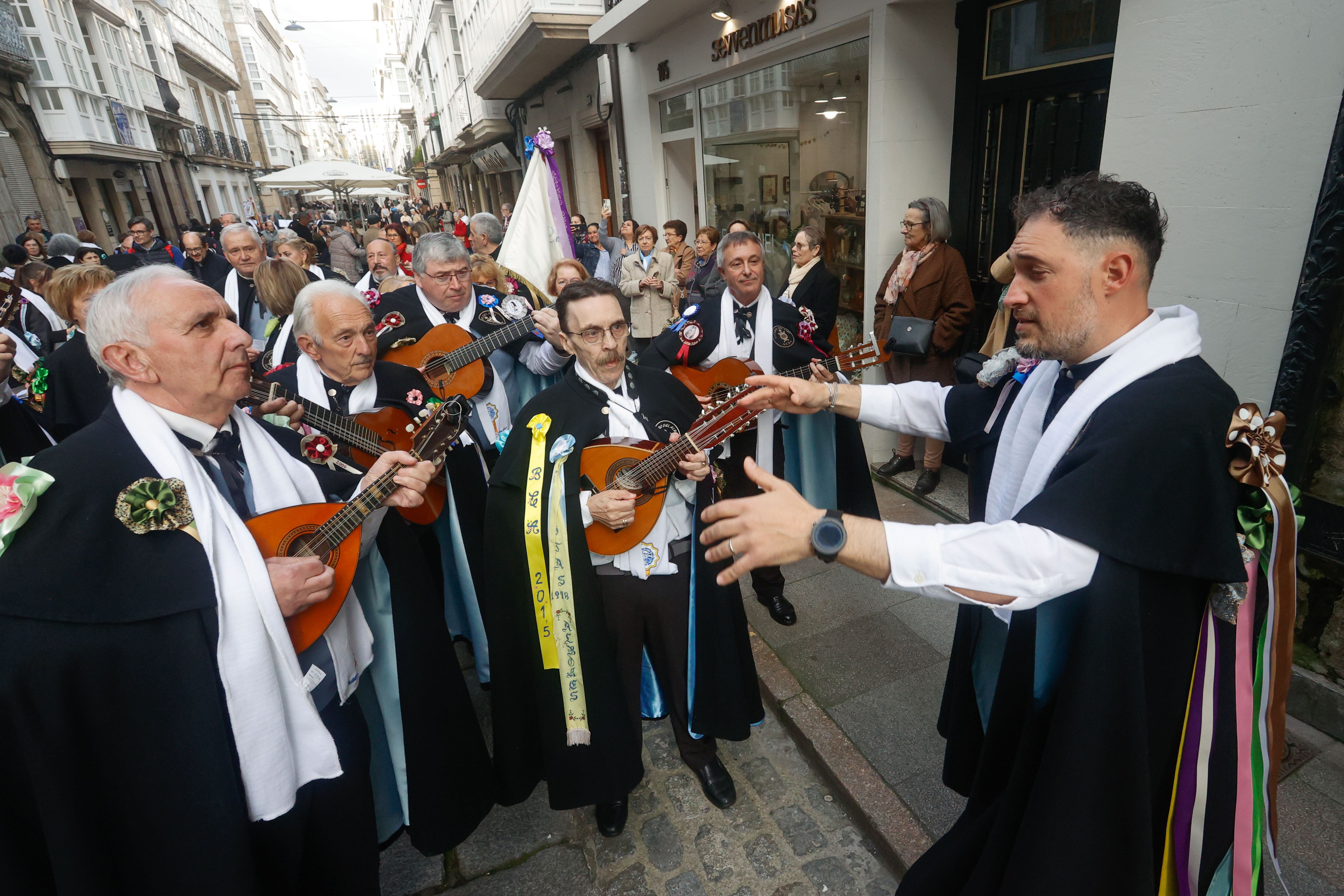 FERROL, 18/03/2024.- Varias personas participan este lunes en la Noche de las Pepitas, en Ferrol. Ferrol celebra su Noche de las Pepitas, un evento musical que busca la consideración de Interés Turístico Nacional y cuyos orígenes se remontan al siglo XIX, Dentro de los múltiples actos, destaca el institucional, donde además de premiar a los rondallistas de las principales agrupaciones musicales también se refuerza el hermanamiento con Mondoñedo. Posteriormente, las agrupaciones rondan por las calles a ritmo de la música de tiempos pasados. EFE/ Kiko Delgado.
