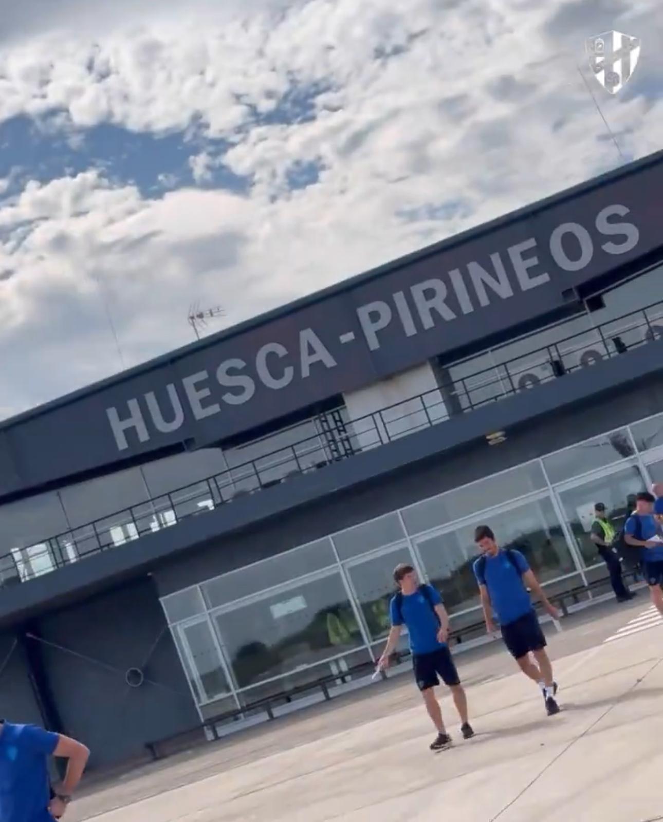 Imagen inusual: el aeropuerto Huesca-Pirineos con viajeros