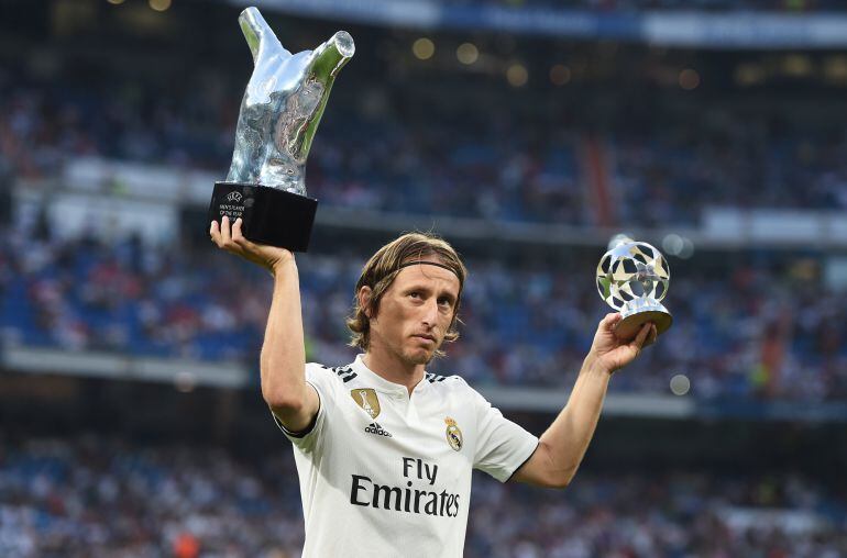 Luka Modric, con el premio al mejor jugador de la UEFA.