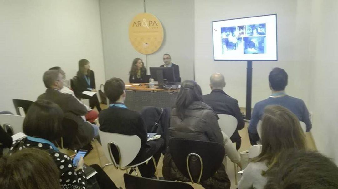 El equipo que trabaja en el Simón Ruiz durante una de las conferencias en AR&PA
