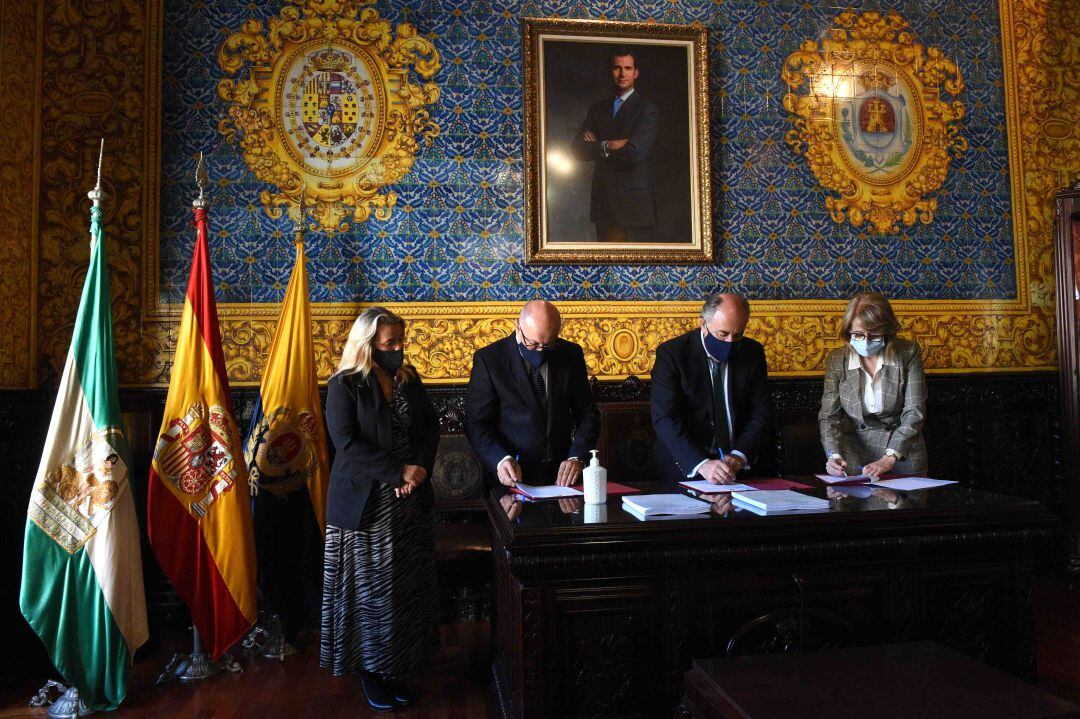 Firma de la cesión de la colección de Antonio Viñas de Roa al Ayuntamiento de Algeciras.