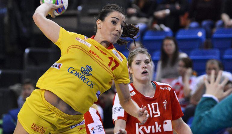La española Elisabeth Pinedo (i) trata de anotar ante la presencia de la danesa, Line Anna Ryborg Jorgensen (d) durante el partido correspondiente al Grupo I del Europeo de balonmano disputado en la localidad de Debrecen, Hungría hoy 17 de diciembre de 20