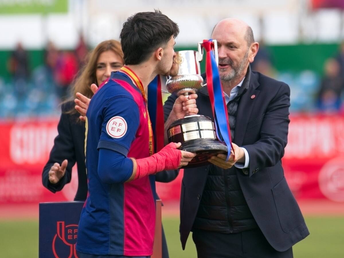 Hugo Alba llama a la puerta de los grandes tras proclamarse campeón de la Copa del Rey juvenil con el F. C. Barcelona