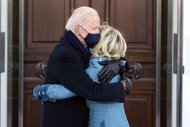 Biden y su mujer, a punto de entrar en la Casa Blanca.