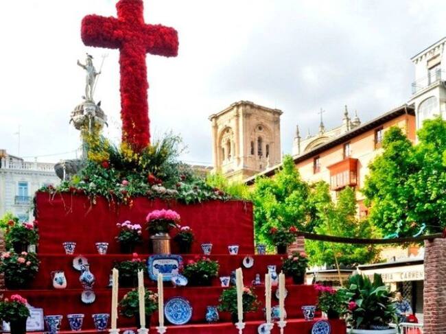 Cruz adornada en Plaza de Bibrambla.